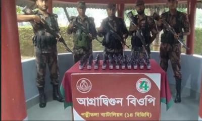 পত্নীতলায় ১৪ বিজিবির অভিযানে ৭৫ বোতল ভারতীয় ইস্কাফ সিরাপ উদ্ধার