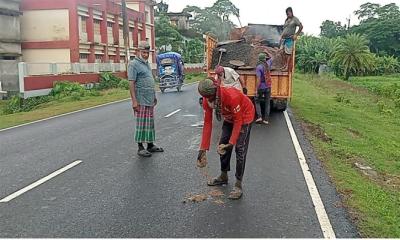 বৃষ্টিতে সংস্কার করা সড়ক সংস্কার দায়সারা সংস্কার করে অর্থ লোপটের অভিযোগ