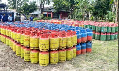 চিতলমারীতে অবৈধভাবে মজুত ২ হাজার ৪২ গ্যাস সিলিন্ডার উদ্ধার