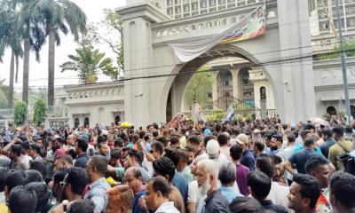 নগর ভবনের সামনে ষষ্ঠ দিনের মতো অবস্থান ইশরাকপন্থীরা