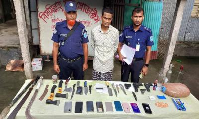 কানাইপুরে কুখ্যাত সন্ত্রাসী কুটি মিয়া গ্রেপ্তার