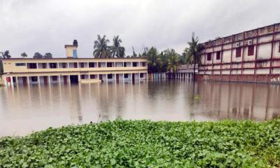 সাতক্ষীরায় শতাধিক শিক্ষাপ্রতিষ্ঠানে জলাবদ্ধতা