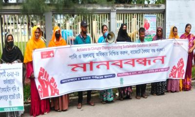 কয়রায় পানি ও জলবায়ু অধিকার নিশ্চিতকরণে বাজেট বৈষম্য বন্ধের দাবিতে মানববন্ধন