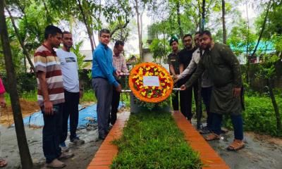 শ্রীপুরে জুলাই অভ্যুত্থানে শহীদদের কবরে উপজেলা প্রশাসন ও পুলিশের পক্ষ থেকে শ্রদ্ধা নিবেদন
