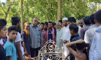 কুলিয়ারচরে কলাবাগানে কাজ করার সময় বিদ্যুৎস্পৃষ্টে রং মিস্ত্রির মৃত্যু