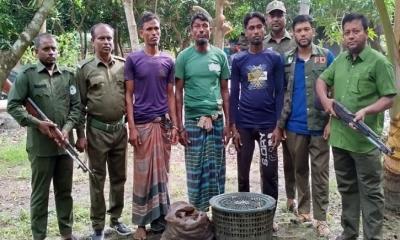 সুন্দরবনে অবৈধভাবে কাঁকড়া ধরার অপরাধে ৩ জেলে আটক