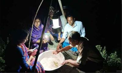 খুলনার কৃষি উপ -পরিচালকের নির্দেশে কয়রায় আলোক ফাঁদের  ব্যবহার