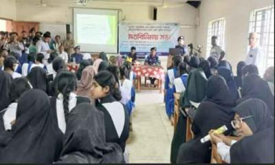 নওগাঁয় শিক্ষার্থীদের সঙ্গে পুলিশ সুপারের সচেতনতা মূলক সভা