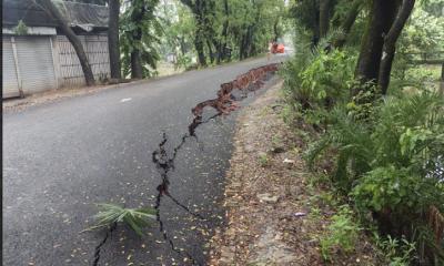 আমতলীতে কাজ শেষ হওয়ার আগেই দেবে গেল ৩০০ ফুট সড়ক