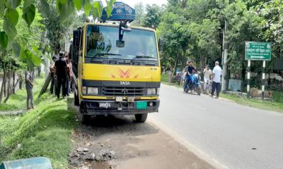 সৈয়দপুরে দুই কোটি টাকার মূল্যের অবৈধ অটোচার্জার ব্যাটারী আটক
