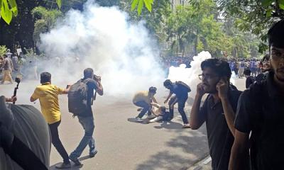 শাহবাগে প্রকৌশল শিক্ষার্থীদের ধাওয়া-পাল্টা ধাওয়া, পুলিশ ছত্রভঙ্গ করল সমাবেশ