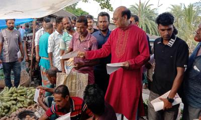 খুলনা-৬ আসনে বিএনপির মনোনয়ন প্রত্যাশী আমিরুল ইসলাম কাগজীর লিফলেট বিতরণ