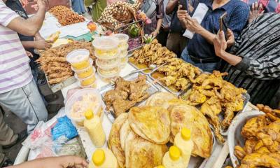 ইফতারির বাজারে জনসমাগম চকবাজারে