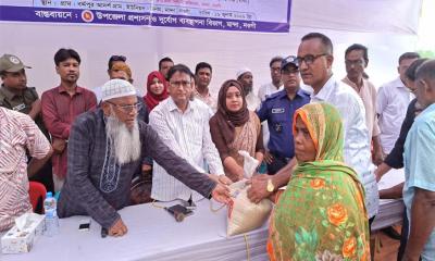 মান্দায় জলাবদ্ধতায় ক্ষতিগ্রস্ত ৪০০ পরিবারের মাঝে ত্রাণ বিতরণ