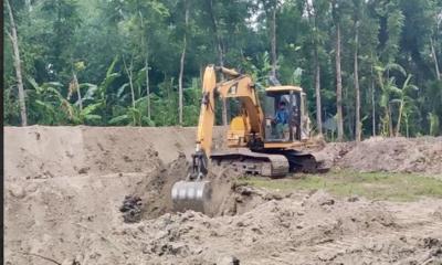 রাজশাহী পুঠিয়ায় তিন ফসলি জমিতে পুকুর খননের হিড়িক