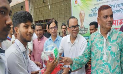 কবিরহাটে ফুটবল প্রতিযোগিতার ক্রীড়াসামগ্রী বিতরণ