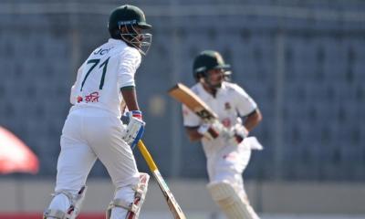 মুশফিক-মুমিনুলে এগোচ্ছে বাংলাদেশ