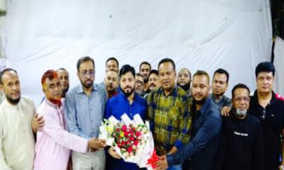 ইশরাককে ফুল দিয়ে শুভেচ্ছা জানালেন ঢাকা মহানগর উত্তর ও দক্ষিণ মুক্তিযুদ্ধের প্রজন্ম দল