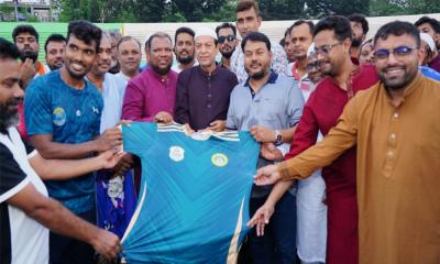 জেলা প্রশাসক গোল্ডকাপ ফুটবল টুর্নামেন্টে রাজশাহী সিটি কর্পোরেশন দলের জার্সি উন্মোচন ও বিতরণ