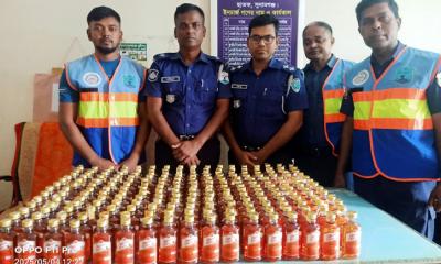 দুইশত একুশ বোতল ভারতীয় তৈরি মদ উদ্ধার করল নৌ পুলিশ