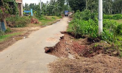 কারাগাও সড়কে দুরবস্থা, দুর্ভোগে এলাকাবাসী