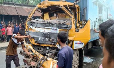 সাতক্ষীরায় যাত্রীবাহী বাস ট্রাক সংর্ঘষে আহত-১৫