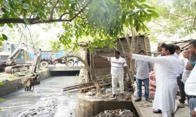 নগরীতে ড্রেন পরিস্কারকরণ কার্যক্রম পরিদর্শনে রাসিক প্রশাসক