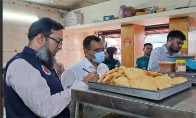 রাজশাহীতে বিএসটিআই’র অনুমোদনহীন দই-মিষ্টি বিক্রেতাকে জরিমানা