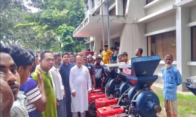 সিংড়ায় আটা মিল ও ট্রাইসাইকেল বিতরণ