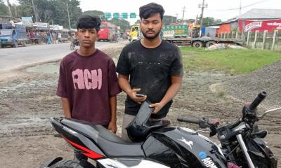 মাদারীপুরে চাইনিজ কুড়ালসহ মোটরসাইকেল আরোহী দুই যুবক আটক