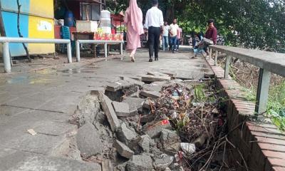 মাদারীপুর শকুনি লেকপাড়ের ওয়াকওয়েতে মৃত্যুফাঁদ! বেহাল অবস্থায় আতঙ্কে দর্শনার্থীরা