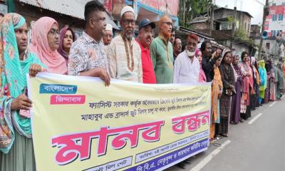 ক্রিসেনট জুট মিলে ফিড কারখানা চালু করার প্রতিবাদে বিক্ষোভ ও মানববন্ধন