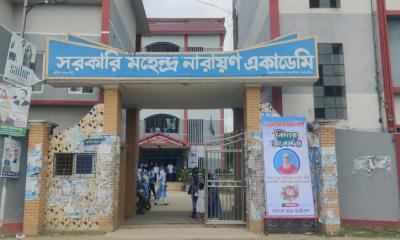 অশ্রুসিক্ত নয়নে প্রধান শিক্ষককে বিদায় জানালেন শিক্ষার্থীরা