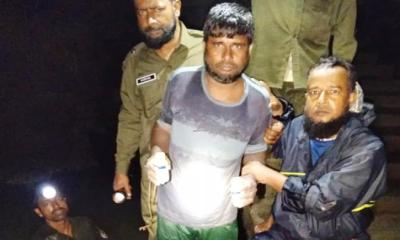 সুন্দরবনে বিষ দিয়ে মাছ ধরায় জেলে আটক