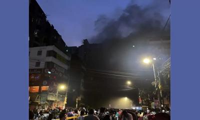 বেইলি রোডে বহুতল ভবনে ভয়াবহ আগুন,নিয়ন্ত্রণে ১০ ইউনিট