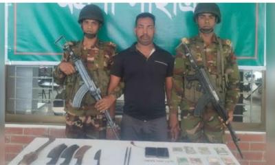 সাতক্ষীরায় সেনাবাহিনীর অভিযানে দেশীয় অস্ত্রসহ যুবক গ্রেফতার
