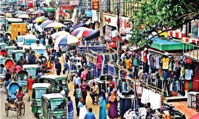 অবৈধ ব্যাটারি চালিত রিক্সা, ভাসমান হকার এবং দোকানিদের দখলে চট্টগ্রামের সড়ক ও ফুটপাত