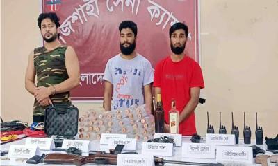 রাজশাহীতে কোচিং সেন্টার থেকে অস্ত্র-বোমা তৈরির সরঞ্জামসহ তিনজন আটক