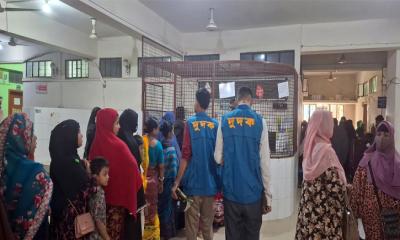 পলাশ উপজেলা স্বাস্থ্য কমপ্লেক্সে দুদকের অভিযান