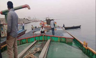 বৈদ্যেরবাজারে মেঘনা নদী থেকে প্রকাশ্যে বালু উত্তোলনের অভিযোগ,,,