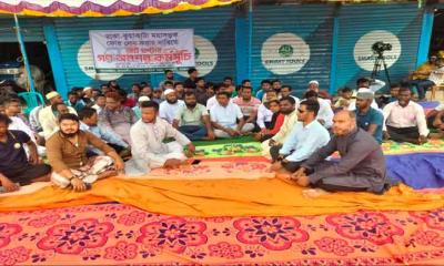 ঢাকা-কুয়াকাটা মহাসড়ক চার লেনে উন্নীতকরণের দাবীতে গণ অনশণ