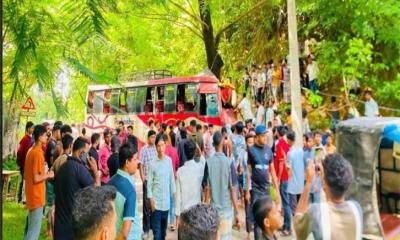 লামা-আলীকদমে চাকা ব্লাস্ট হয়ে মাতামুহুরি পরিবহনের বাস দুর্ঘটনা,গুরুত্ব আহত ১১