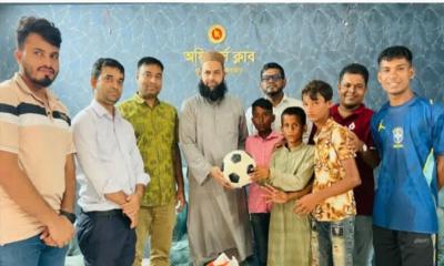 তিন কিশোরের হাতে সেই ফুটবলই তুলে দিলেন ইউএনও