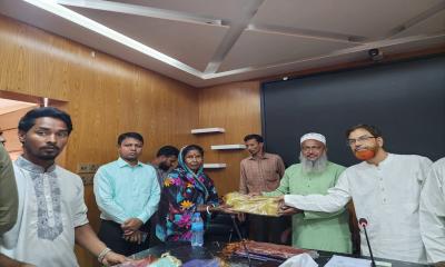 কুড়িগ্রামে  শারদীয় দুর্গা উপললেক্ষ দুস্থ সনাতন  ধর্মাবলম্বীদের মাঝে এমপির শাড়ি বিতরণ