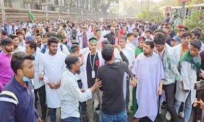 ব্যারিকেড ভেঙে সচিবালয় অভিমুখে লং মার্চ ম্যাটস শিক্ষার্থীদের