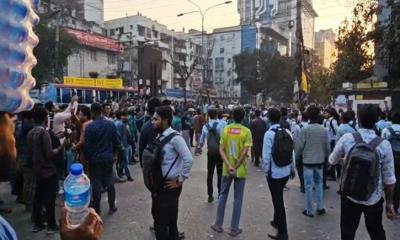 সায়েন্সল্যাবে সিটি ও আইডিয়াল কলেজের শিক্ষার্থীদের সংঘর্ষ চলছে