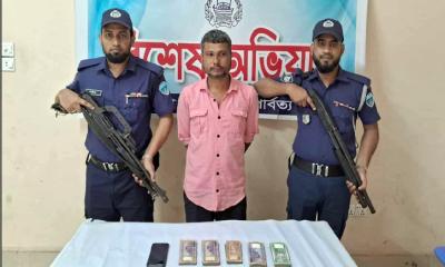 বান্দরবানে পুলিশের অভিযানে টাকা‍‍`সহ ছিনতাইকারী আটক