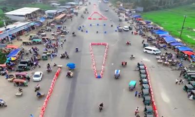 মান্দা ফেরিঘাটে যাত্রী ছাউনি ও ট্রাফিক পুলিশ বক্সের অভাবে চরম ভোগান্তি