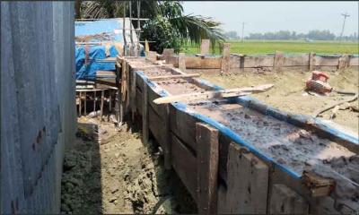 তাড়াশে হাড়িসোনা ব্রিজের মুখ বন্ধ করে পাকা বাড়ি নির্মাণের অভিযোগ