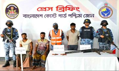 সুন্দরবনে অভিযানে জিম্মি ২ জেলে উদ্ধার, অস্ত্রসহ ডাকাত আটক